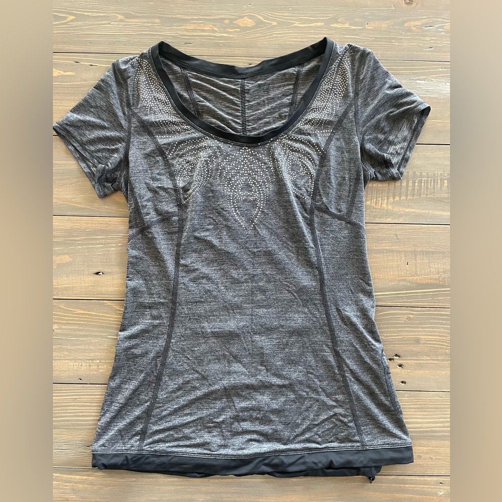 Lululemon workout shirt. Great condition.size 6.